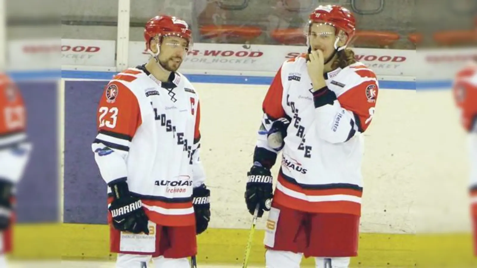 Kapitän Bernd Rische (links, mit Gennaro Hördt) wird beim EHC Klostersee weitermachen und aller Voraussicht nach sogar zum EHC-Rekordspieler werden.	 (Foto: smg/CU)