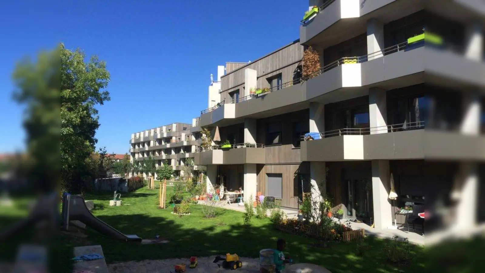 Die Häuser der Limmatstraße 3, 5 und 7 (Fürstenried) sind aufgrund ihrer Bauweise und durch die eigene Energieversorgung besonders umweltfreundlich. (Foto: WOGENO eG)