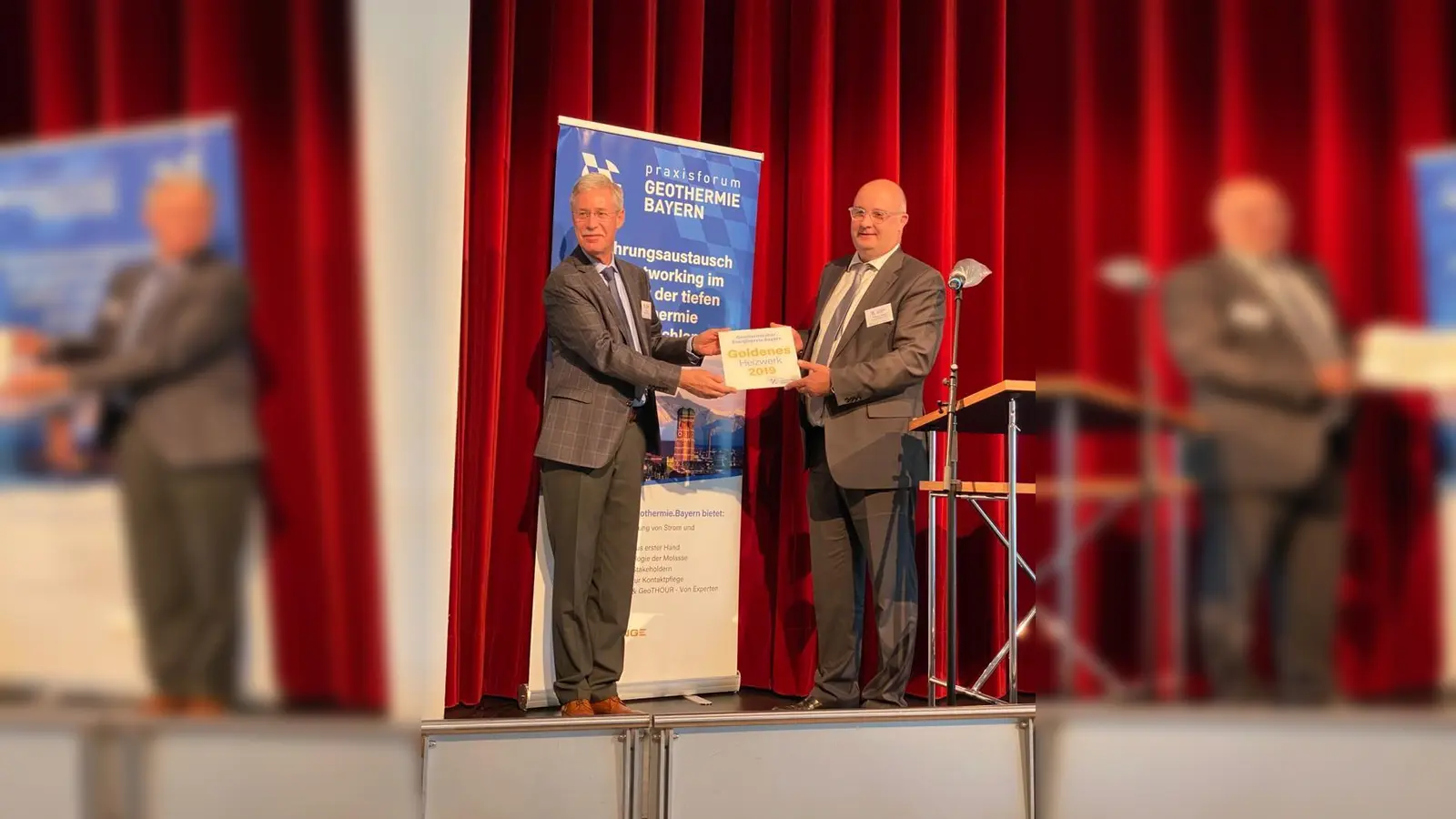 Laudator Jörg Uhde, Geschäftsführer der Pfalzwerke Geofuture GmbH (l.), und Preisträger Andreas Lederle (r.), Geschäftsführer der Geothermie Unterhaching Produktions GmbH & Co. KG und der Erdwärme Grünwald GmbH.<br> (Foto: VA)