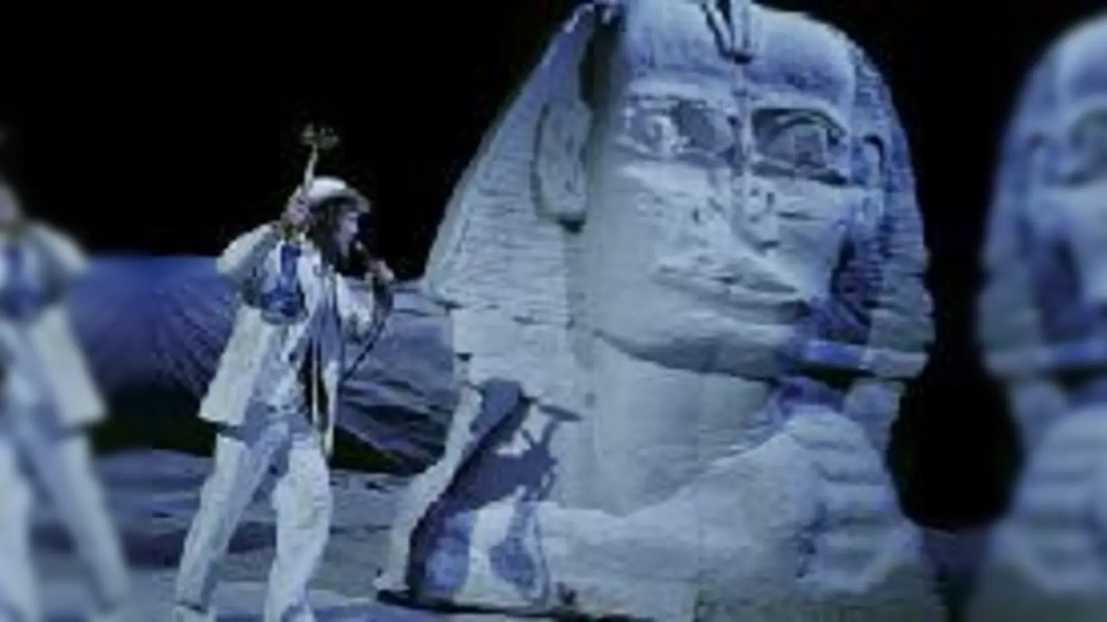 Maximilian Brückner zeigt sich in Peer Gynt im Sommeranzug im Duett mit einer Sphinx.	  (Foto: Arno Declair)