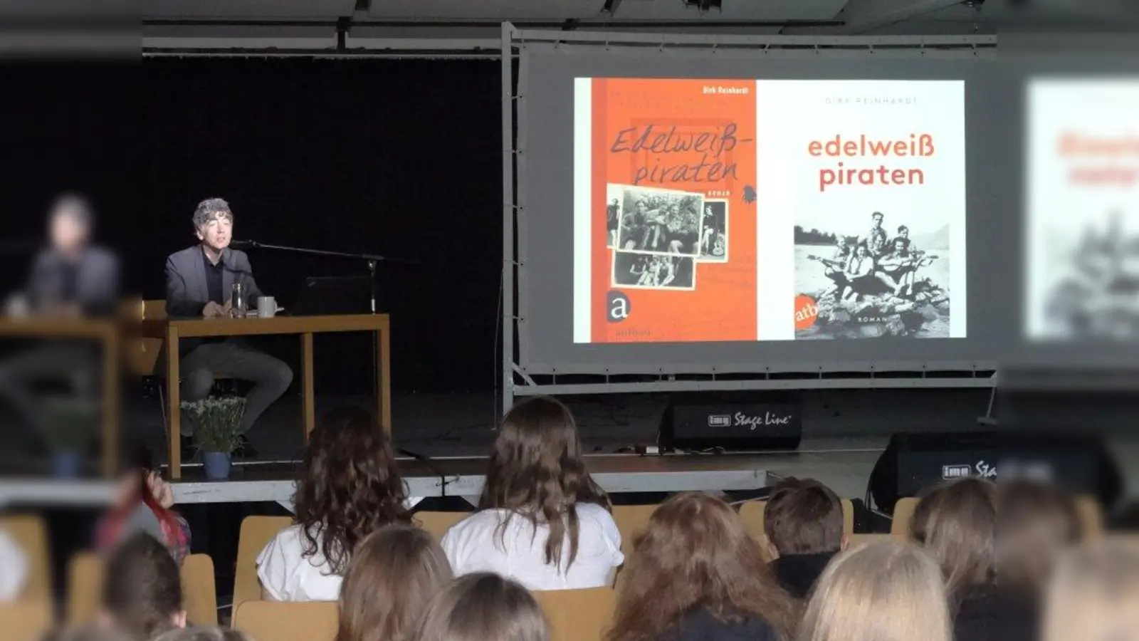 Dirk Reinhardt las aus seinem Buch „Edelweißpiraten” im Gymnasium Fürstenried. (Foto: tab)