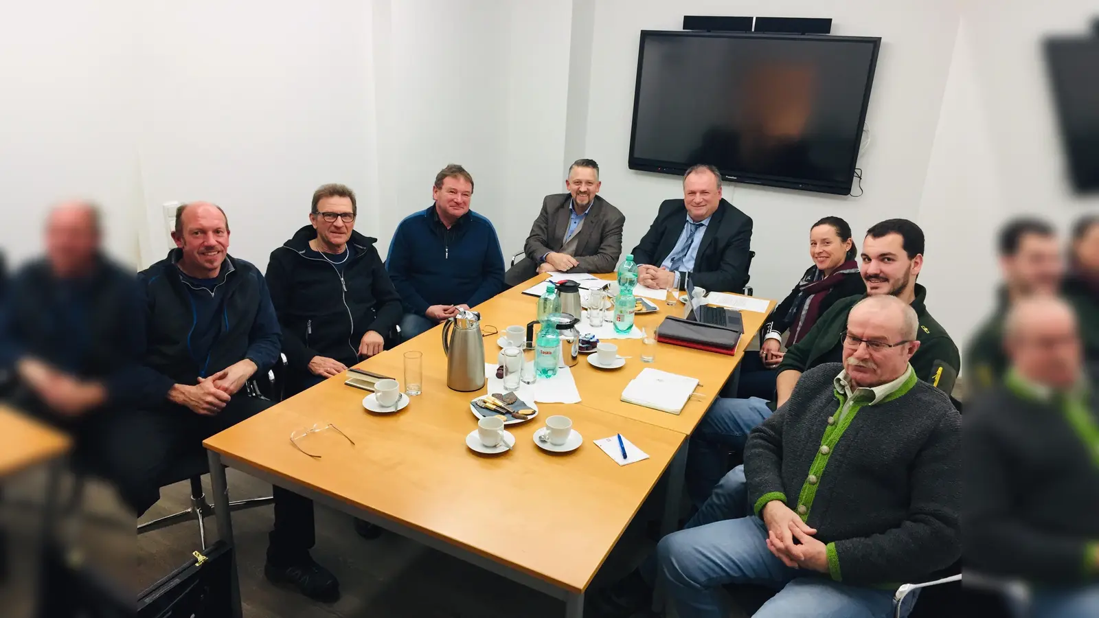 Michael Wiefarn, Hermann Holzmann, Martin Oswald, Thomas Huber, Melanie Buichl, Georg Broich und Alois Stockinger (v .li.). (Foto: Abgeordnetenbüro Huber)