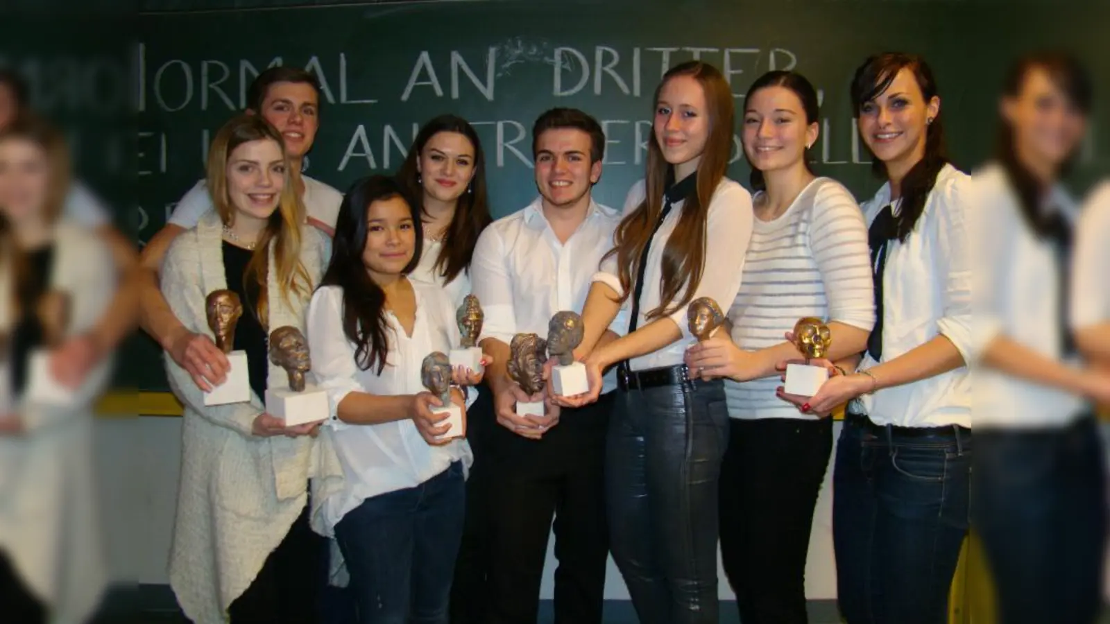 Ihre Bronzeköpfe präsentierten die Gymnasiasten bei der Vernissage. (Foto: pst)