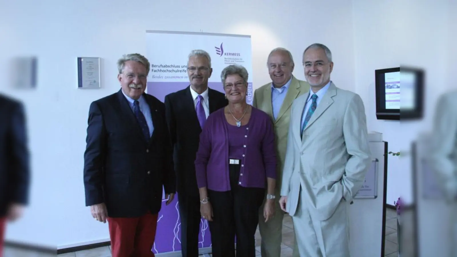 Ab September bietet Kermess bereits seine neue Schulform an. Zur feierlichen Einführung des Ausbildungszweiges kamen Landtagsabgeordneter Otmar Bernhard, Kermess-Leiter Hans und Liebgard Passian, Altstadtrat Thomas Schmatz und der Vorsitzende des BHG München Conrad Mayer (v.l.). (Foto: US)