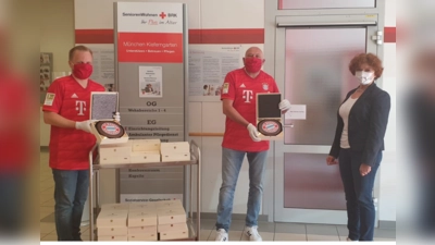 Markus Jung und Wolfgang Schubert, die im Namen des FC Bayern die Köstlichkeiten geliefert haben, sowie Einrichtungsleiterin Christiane Igl in Kieferngarten. (Foto: VA)
