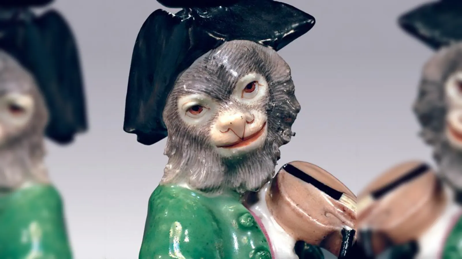 Affe mit Violine aus der Affenkapelle (Detail), Meißen, Modell von Johann Joachim Kändler, um 1753, Ausformung und Staffierung 2. Hälfte 18. Jahrhundert. 	 (Foto: © Bayerisches Nationalmuseum München)
