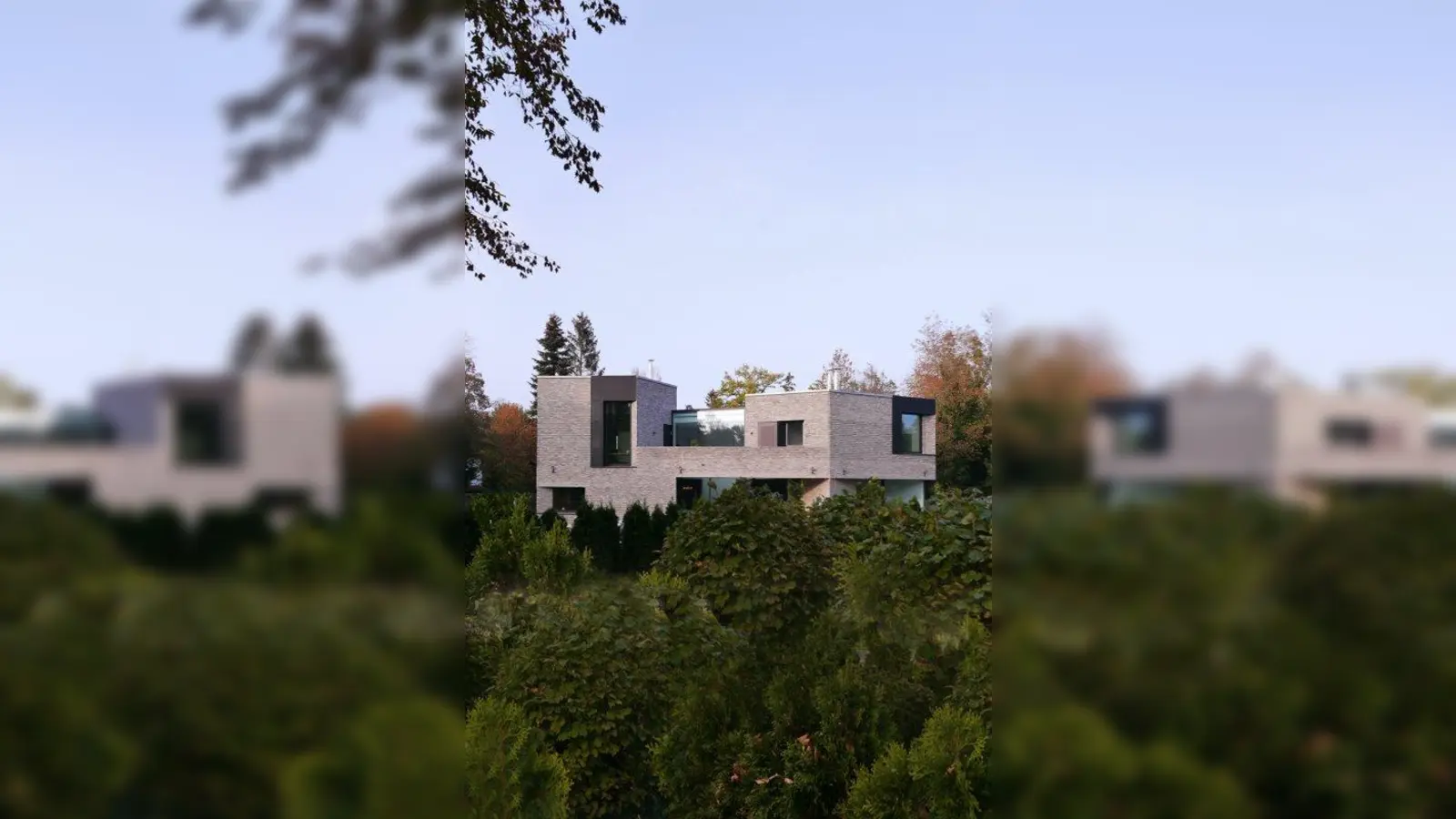 Haus U in Gräfelfing: Ein dreieckiger Ziegelbau wendet sich mit Galerien, Terrassen und Türmen dem Garten im Süden zu. (Foto: Isabella Leber, Pool Leber Architekten, München, Klaus Schurr Landschaftsarchitekt, Rosenheim)