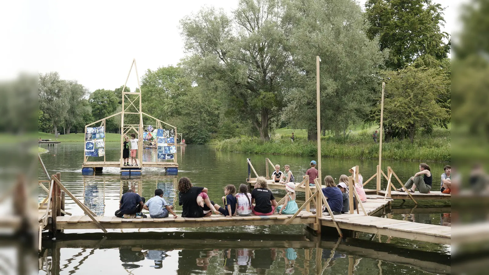 Die Halbinsel beim Bootsverleih im Olympiapark verwandelt sich bei „Kunst &amp; Krempel” zwei Wochen lang in eine bunte Kinderwelt.  (Foto: GérardPleynet, 2023, Kunst & Krempel)