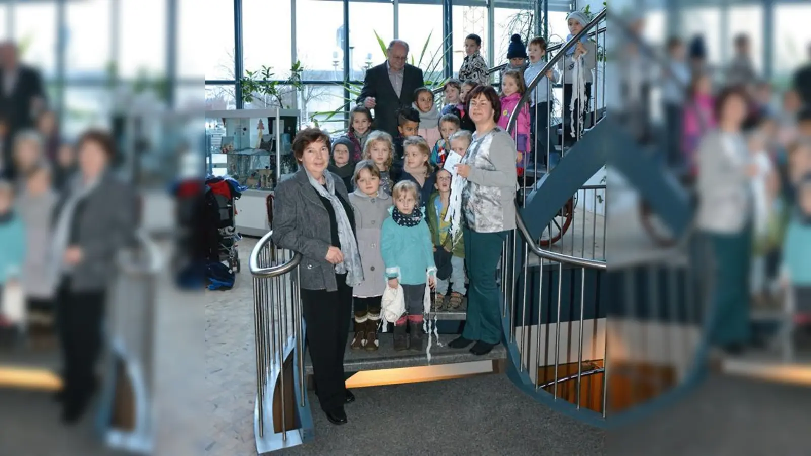 Foto: Die Kinder, Vorsitzende Brigitte Scholle, Leiterin Annette Neuerer und  Koordinator Ekkehard Klose.