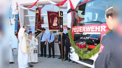 Pfarrer Reinhold Böckler segnete das neue Fahrzeug der Freiwilligen Feuerwehr Drößling. (Foto: FFW Drößling)