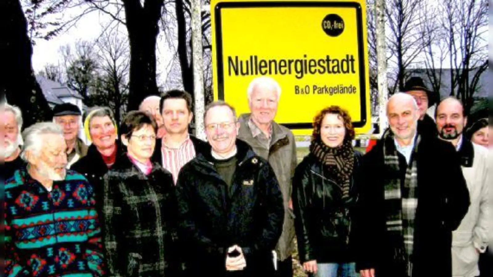 Die Glonner AEG-Delegation um Hans Gröbmayer (4. v. r.) hat sich in der Nullenergiestadt Mietraching über regenerative Energien informiert.	 (Foto: oh)