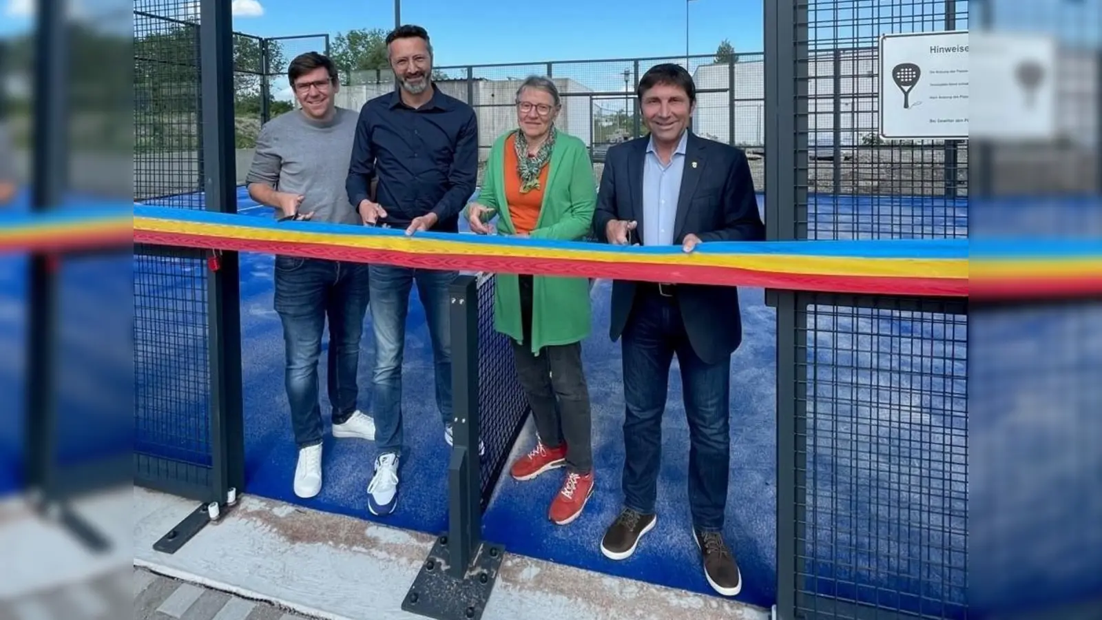 Von links: Norbert Glasner (stellv. Leitung Liegenschaften), Peter Mruk (1. Vorstand TC Unterföhring), Doris Rudi (3. Vorstand und Kassenwärtin TC Unterföhring )und Bürgermeister Andreas Kemmelmeyer. (Foto: Gemeinde Ufg/nie)