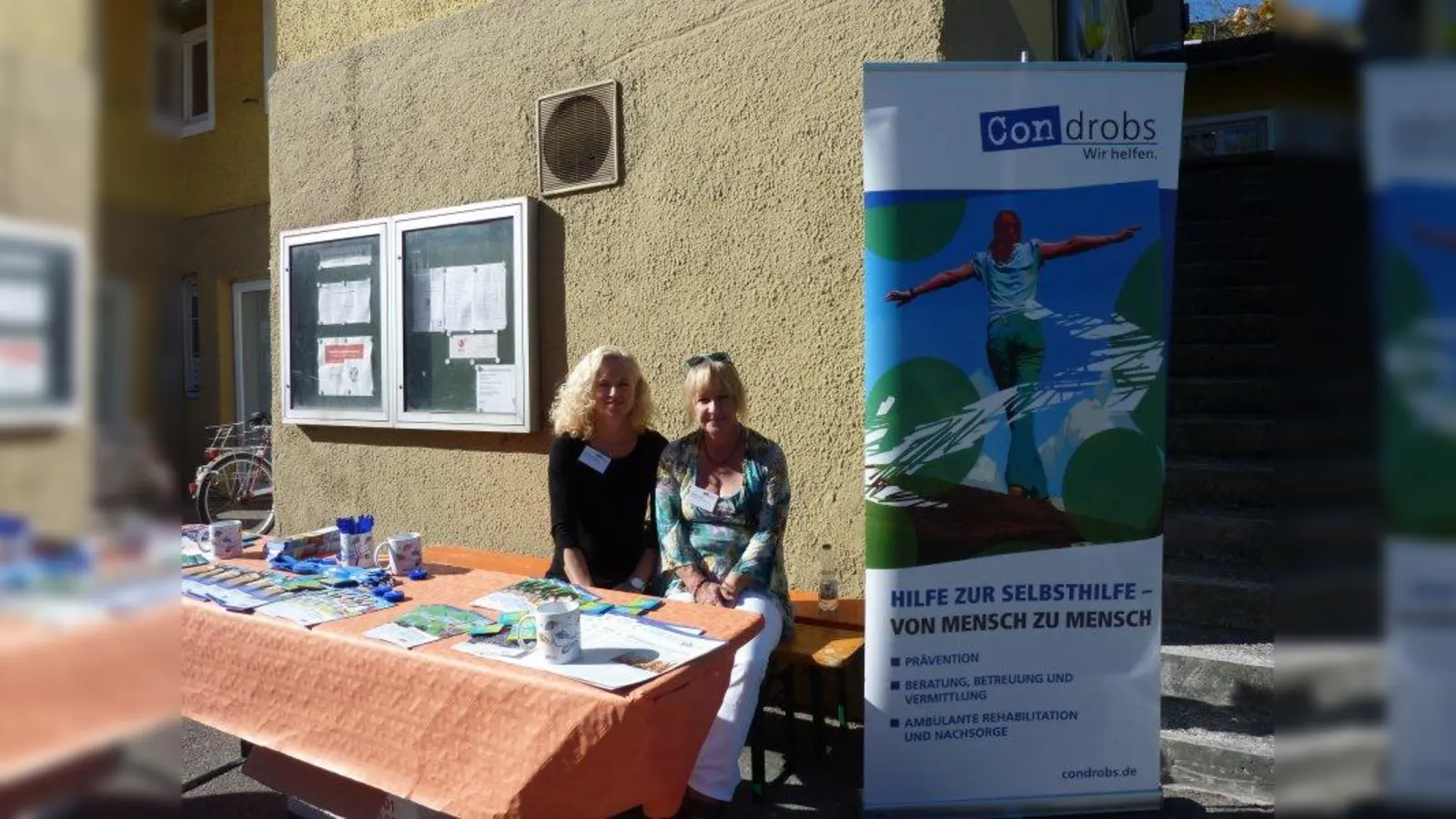25 Jahre Condrobs: Mit einem Infostand begrüßten die Sozialpädagoginnen Sabine Krüger (links) und Jeannette Gottfried die Gäste. (Foto: Hauck)
