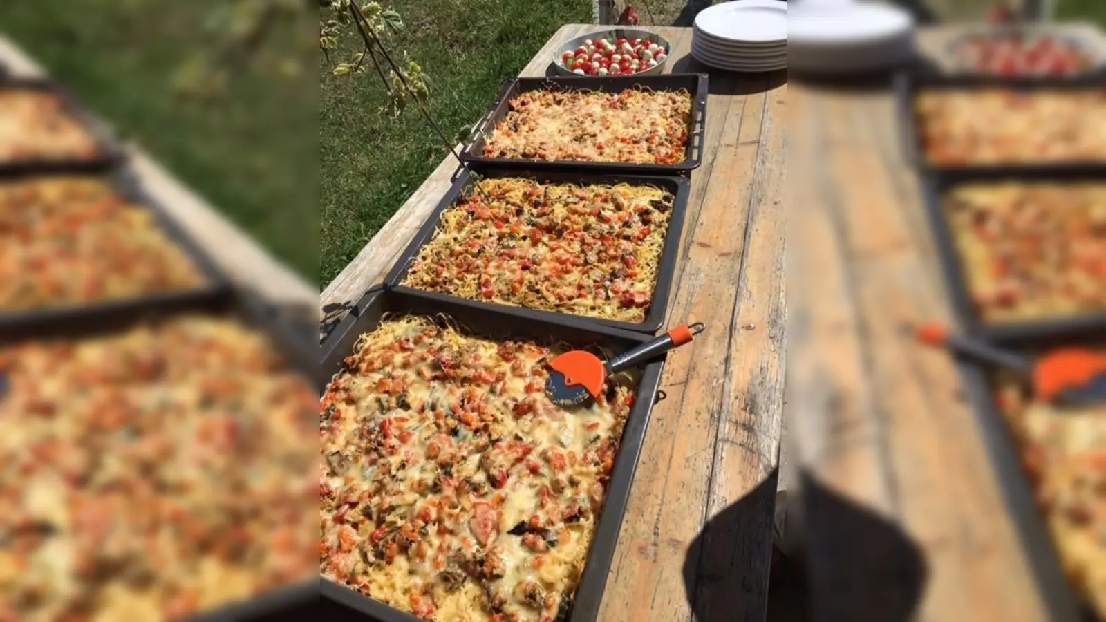 Nachdem die Kinder Äpfel gesammelt und Kräuter geerntet haben, konnten sie sich mit „Schummelpizza” und Spießen stärken. (Foto: Nachbarschaftshilfe Seefeld e.V.)