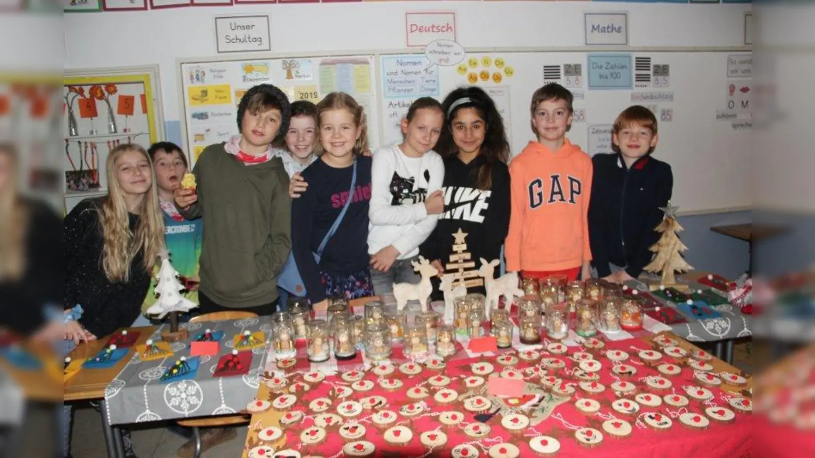 Freuten sich über den Verkauf beim Weihnachtsbasar: Kinder der Werdenfelsgrundschule. (Foto: Gliesche)