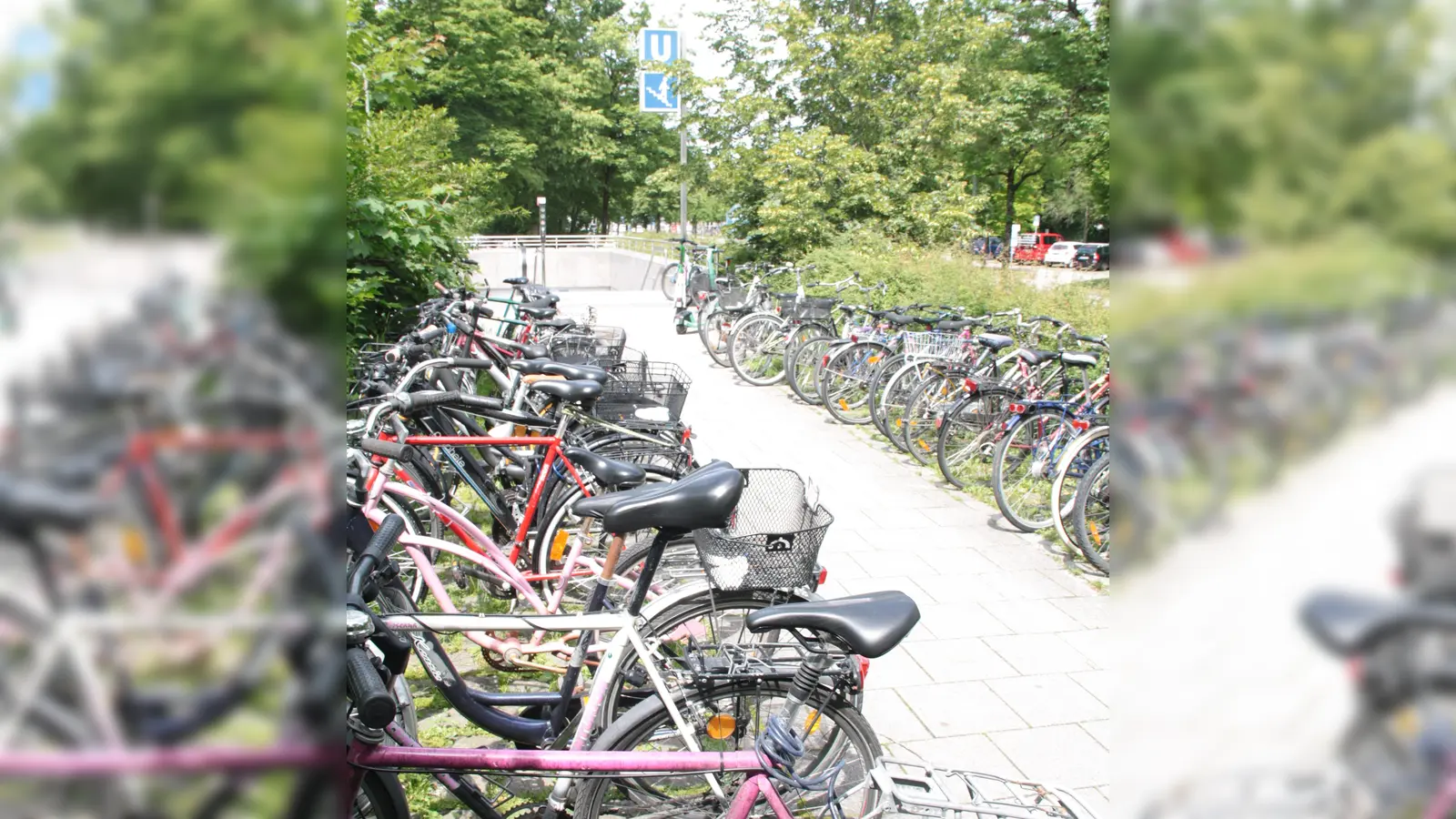 Am U-Bahn-Zugang soll es mehr Platz für Fahrräder geben. (Foto: job)