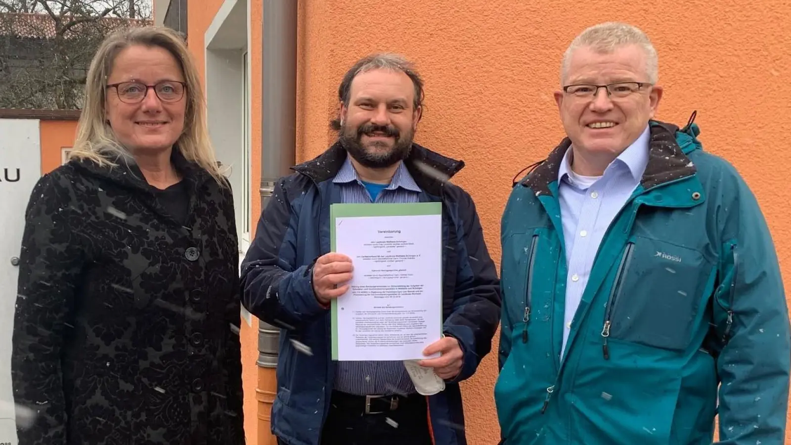 Sind nun in Sachen Schuldner- und Insolvenzberatung noch enger für Ratsuchende vernetzt (von links): Birgit Gutzeit von der Diakonie Herzogsägmühle, Sozialamtsleiter Peter Steigenberger und Thomas Koterba von der Caritas Weilheim freuen sich über den neuen Beratungsverbund. (Foto: Diakonie)