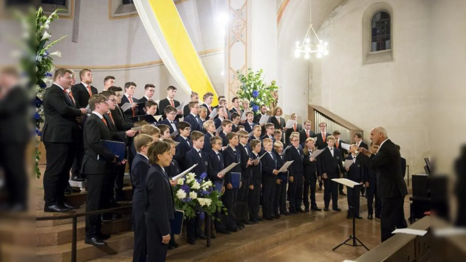 Der Chor mit Dompkapellmeister Roland Büchner in der Antoniuskirche. (Foto: Schelke Fotografie / Power-Child e.V.)
