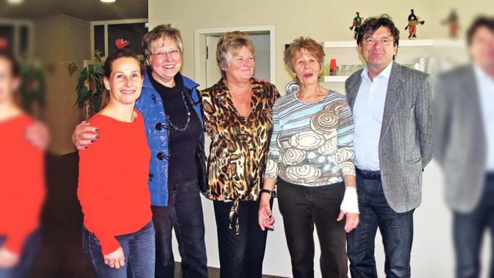 Die Seniorenbeauftragte Michaela Rauscheder mit den Seniorenpatinnen Monika Gerstner, Erika Graßl und Helga Beer mit Bürgermeister Hingerl (v. l.).	 (Foto: cs)