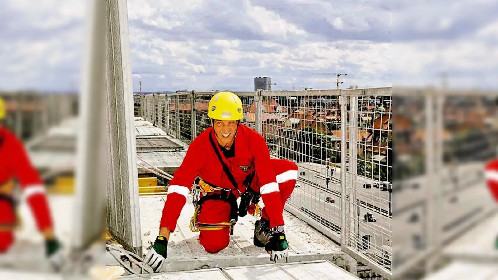 Höhenretter der Feuerwehr sicherten Gerüstteile, die der Sturm an einer Baustelle am Arnulfpark,  gelockert hatte.	 (Foto: Feuerwehr)