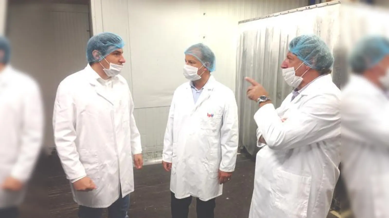 Betriebsinhaber Richard Posch, Landrat Robert Niedergesäß und Kreishandwerksmeister Johann Schwaiger.	 (Foto: LRA)