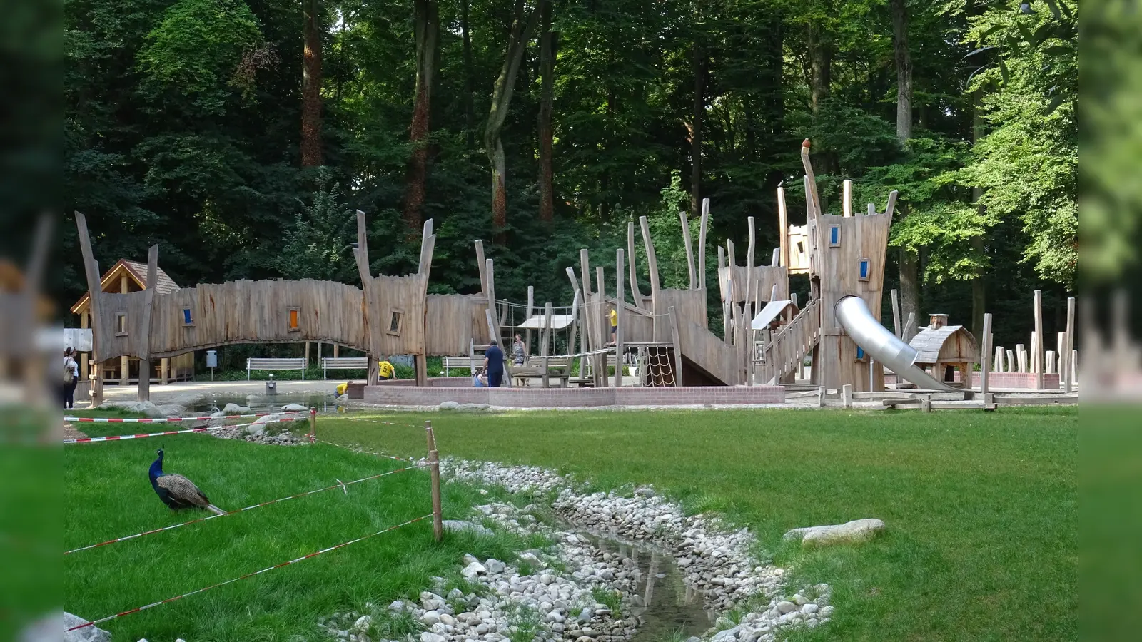 Der neu geschaffene Spielplatz ist magischer Anziehungspunkt für die vielen Familien mit Kindern in Erding.  (Foto: kw )