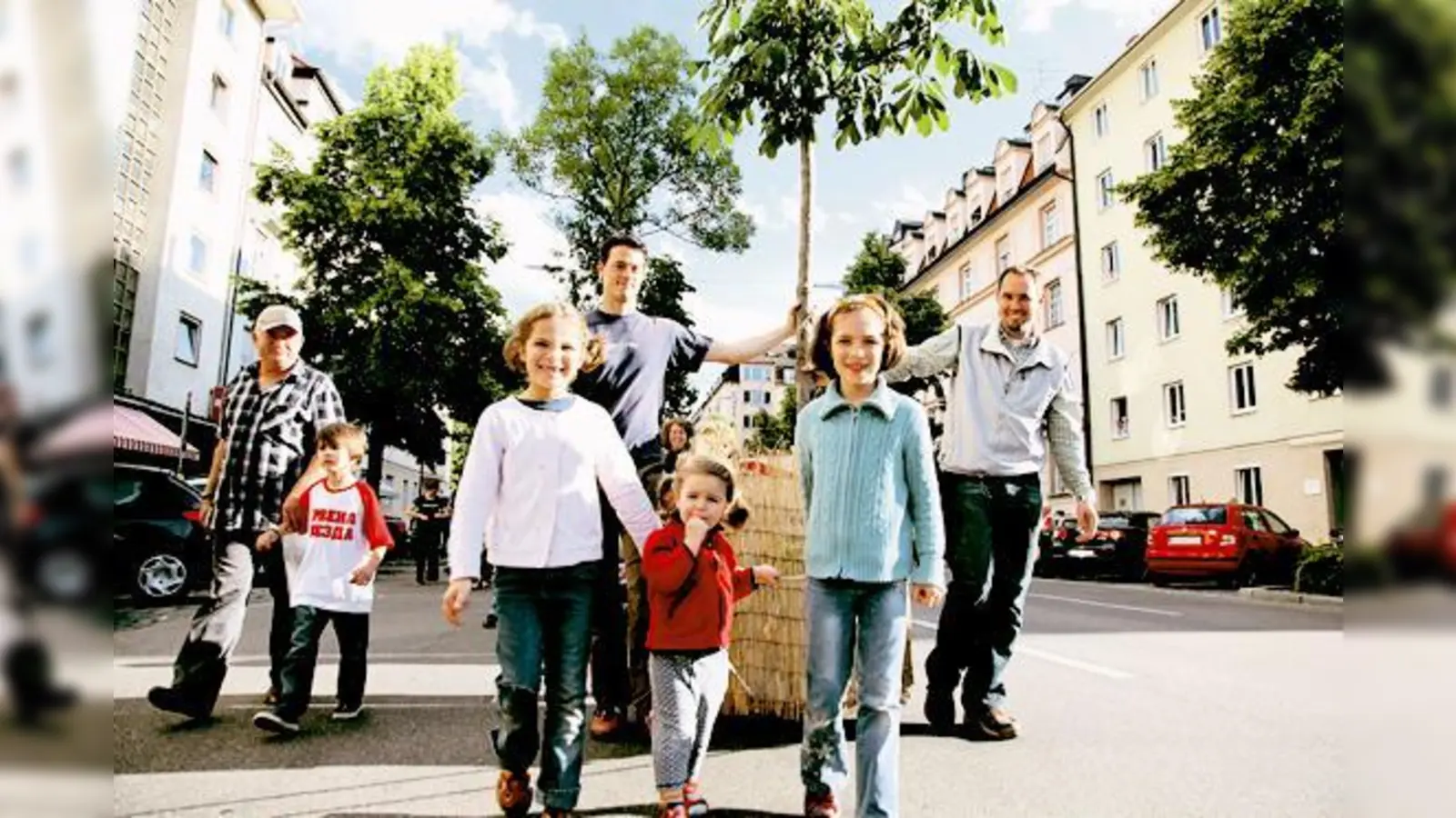 Noch eine Woche werben die Wanderbäume für mehr Grün in der Schleißheimer Straße.	 (Foto: Green City)