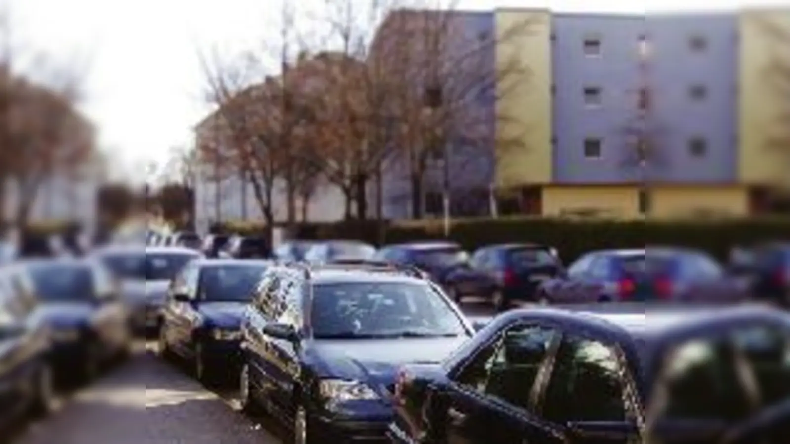 In weiten Abschnitten der Ehrenbreitsteiner Straße ist es kaum möglich, einen Parkplatz zu finden. Und die vollgeparkte Straße ist ein Nadelöhr.  (Foto: ras)