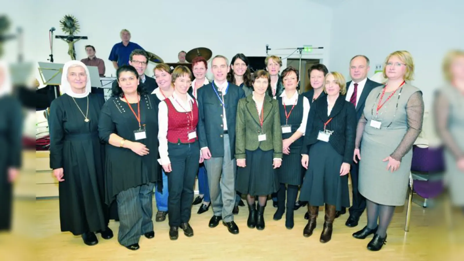 Generaloberin Schwester M. Theodolinde Mehltretter (l.) und Verwaltungsdirektor Mathias Rauwolf (2.v.r.) mit den Dienstjubilaren des Krankenhauses Neuwittelsbach in Neuhausen-Nymphenburg. (Foto: pi)