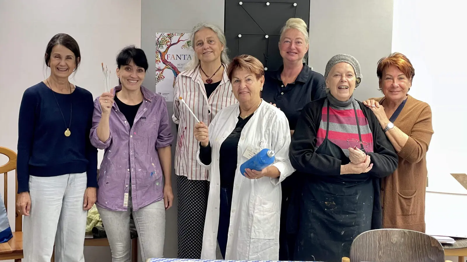 Die Damen von der ART Künstler Palette freuen sich auf viele Besucher, die sie beim Live-Painting in der Flugwerft Schleißheim erleben wollen.  (Foto: Carla Gruber )