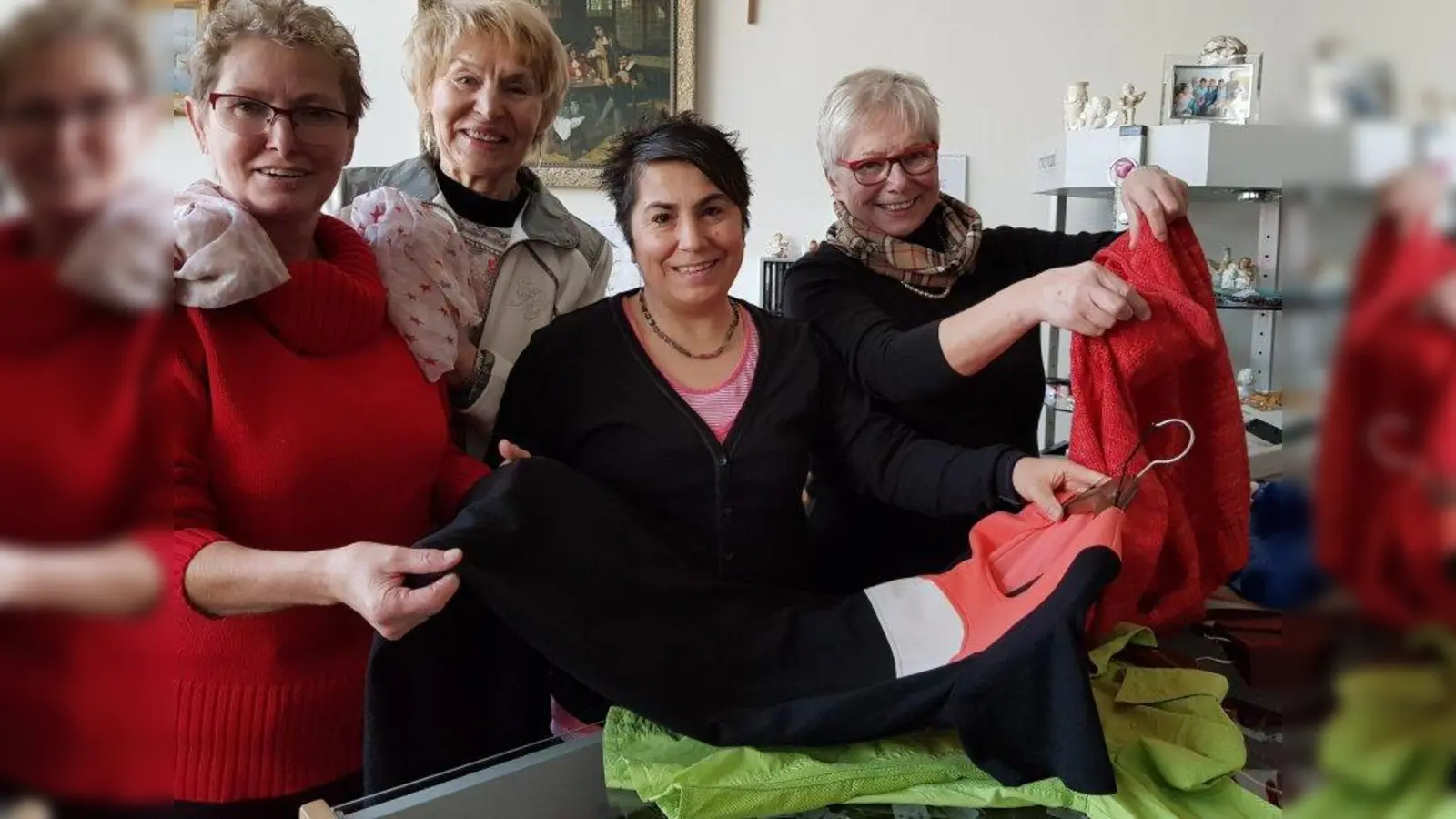 Die engagierten Damen freuen sich auf viele Besucher des Secondhand-Laden und nehmen bereits jetzt Frühjahrsware an. (Foto: Sozialdienst Germering)