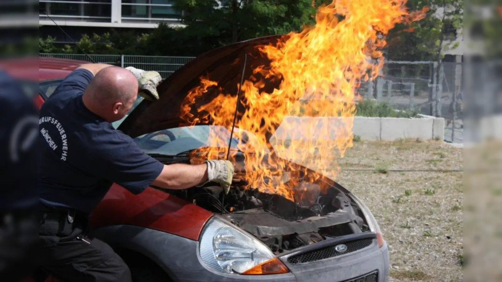 Im Motorraum des präparierten Autos wird das Feuer entzündet. Beim Öffnen der Motorhaube heißt es: vorsichtig sein. (Foto: FE)