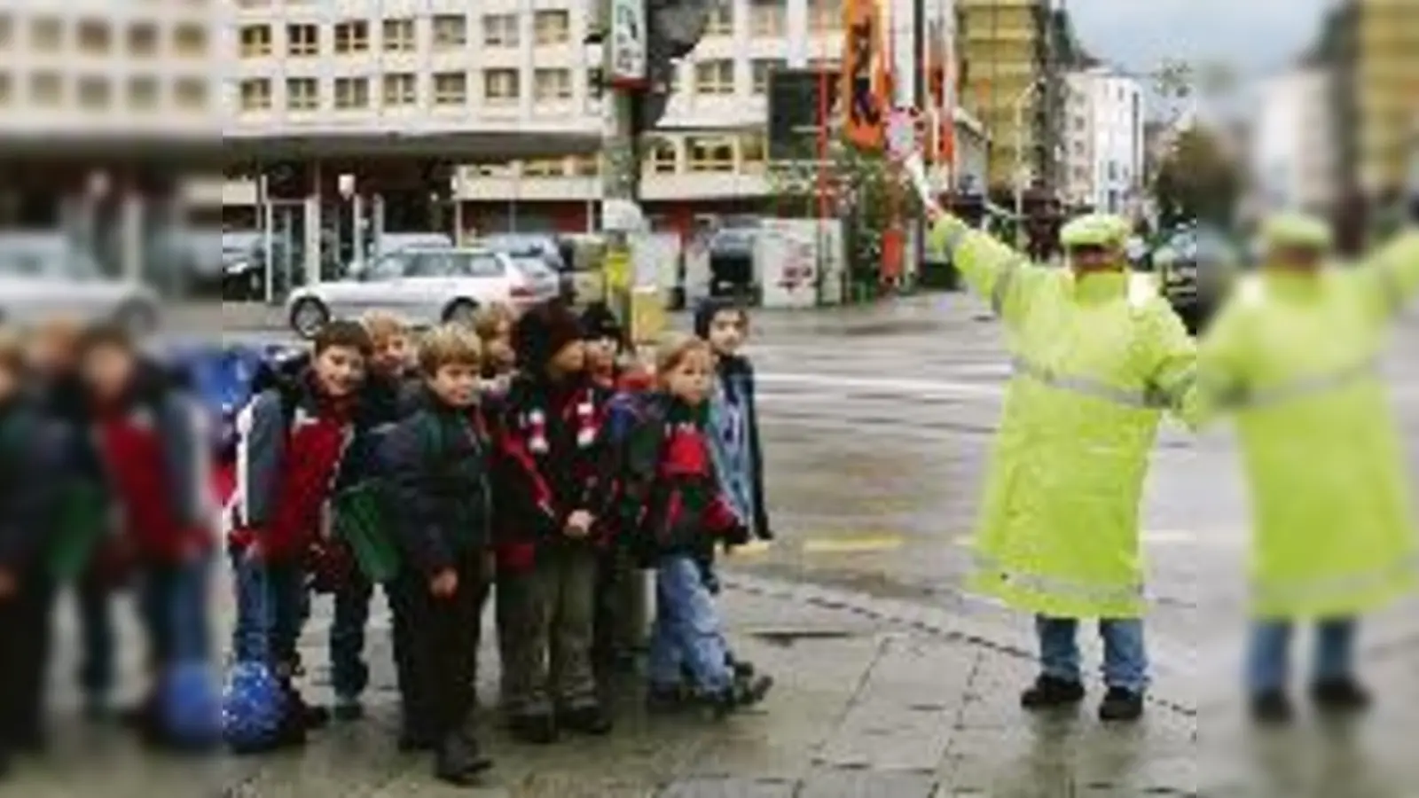 Ohne fleißige Helfer wie Nikolaus Pappakonstantinou (re.) wäre der Schulweg extrem gefährlich. Doch jetzt sucht die Haidhauser Grundschule neue Schulweghelfer für die Kreuzung Einstein-/Grillparzerstraße.  (Foto: ak)