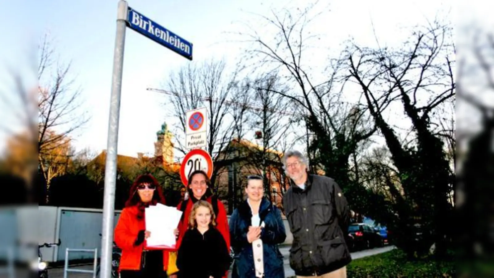 Melly Kieweg, Ulrike Schemenz, Natalia Wolk und Rudi Schneider (v. li.) zusammen mit Fiona (vorne) wollen ihre Straße nicht umbenennen lassen. 	 (Foto: HH)