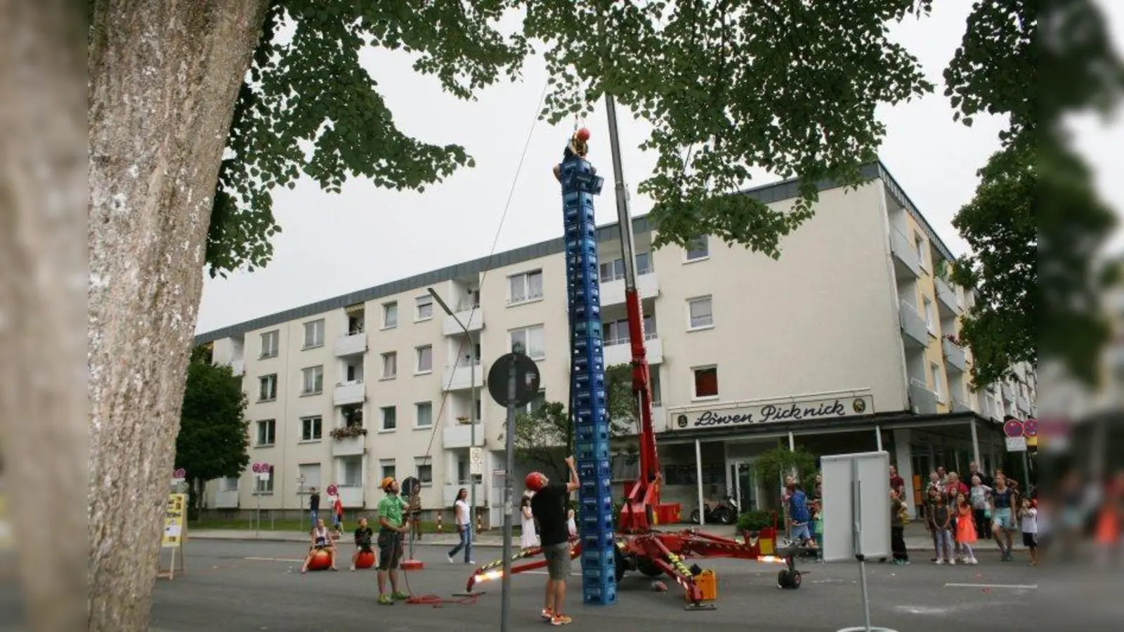 Auch heuer kann man sein Geschick unter Beweis stellen und sich als Biertraglkletterer versuchen. (Foto: pi)