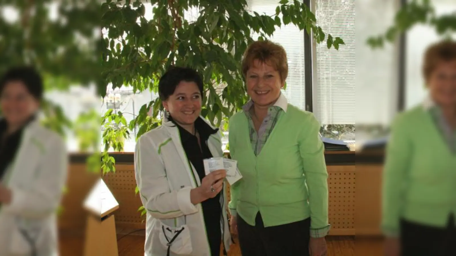 Die Gemeinde Planegg hat insgesamt drei Isarcards angeschafft. Bedürftige Planegger können sich diese ab sofort tageweise ausleihen. Gabriele Hartl und Annemarie Detsch (v.l.) stellten den neuen sozialen Service im Rathaus vor. (Foto: US)