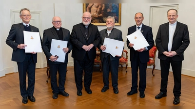 Kardinal Reinhard Marx überreicht die Auszeichnung an die vier neuen Monsignori (von links): Pfarrer Hans Huber, Pfarrer i.R. Johannes Kurzydem, Erzbischof Reinhard Kardinal Marx, Pfarrer i.R. Klaus Günter Stahlschmidt, Pfarrer Josef Riedl, Generalvikar Christoph Klingan. (Foto: Erzbischöfliches Ordinariat München/Robert Kiderle)