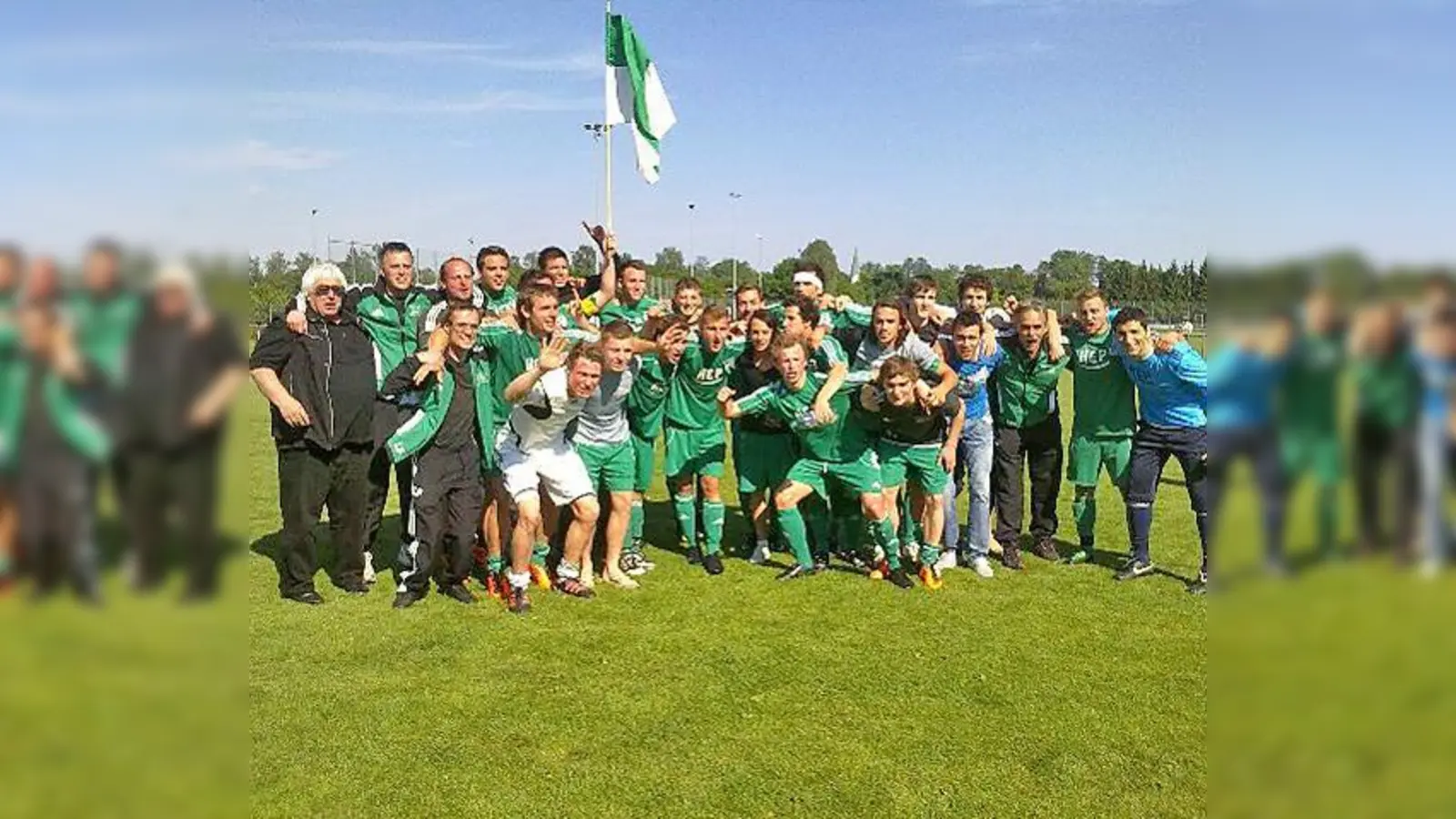 Die Mannschaft des FC Holzkirchen feierte ausgelassen ihren Aufstieg in die Landesliga, der größte Erfolg in der Vereinsgeschichte.  (Foto: Privat)