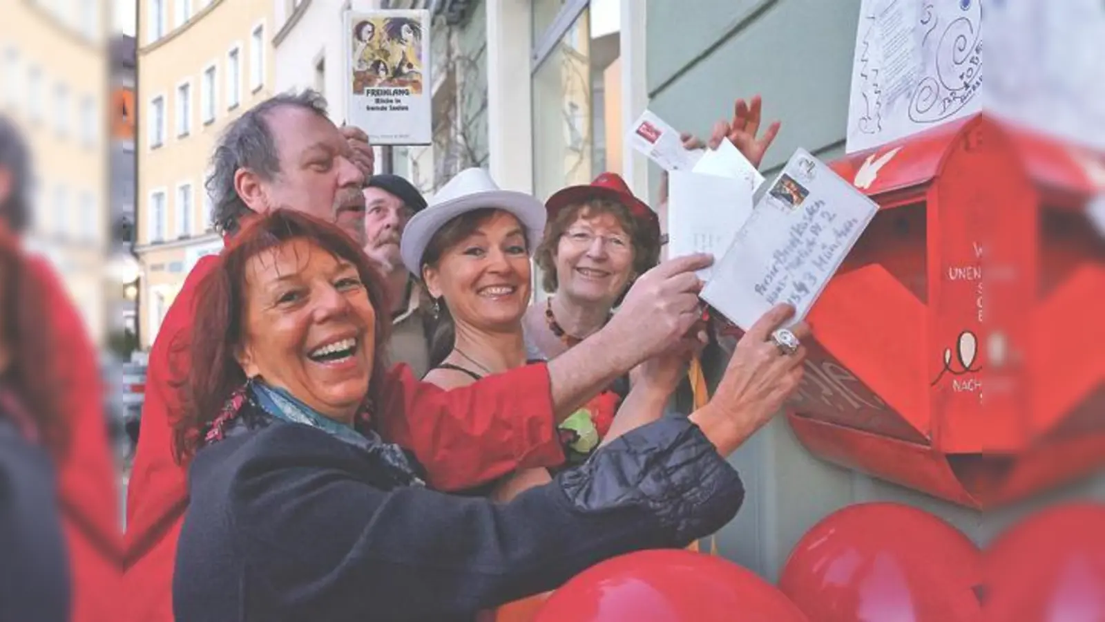 Alle Mitglieder der Bürgerinitiative »Mehr Platz zum Leben« freuen sich auf viele weitere Gedichte im Poesiebriefkasten. 	 (Foto: hw)