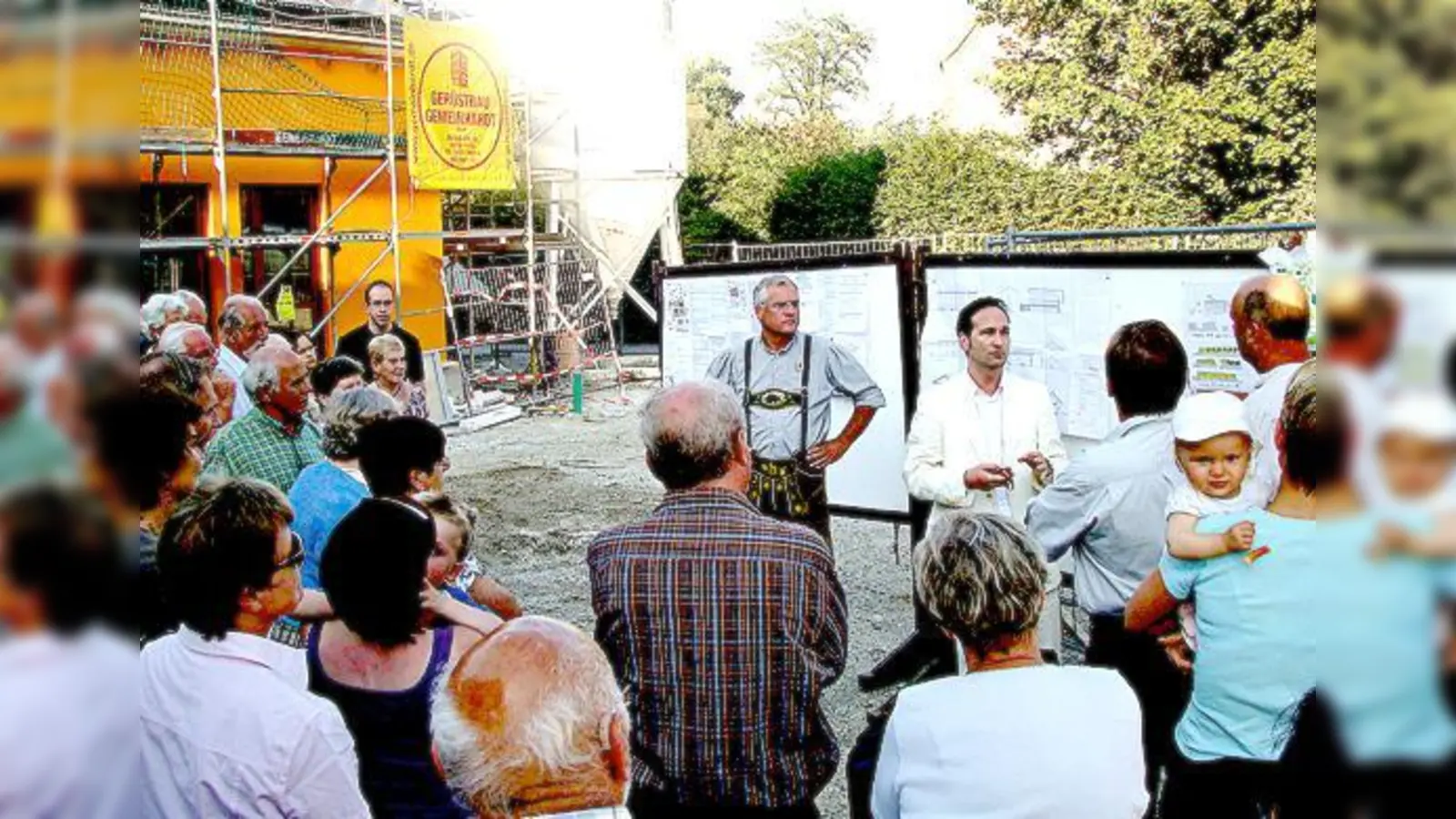 Rund 50 Interessierte lauschten Bürgermeister Walter Brilmayer (links) und Klink-Geschäftsführer Stefan Huber. 	 (Foto: Berwanger)