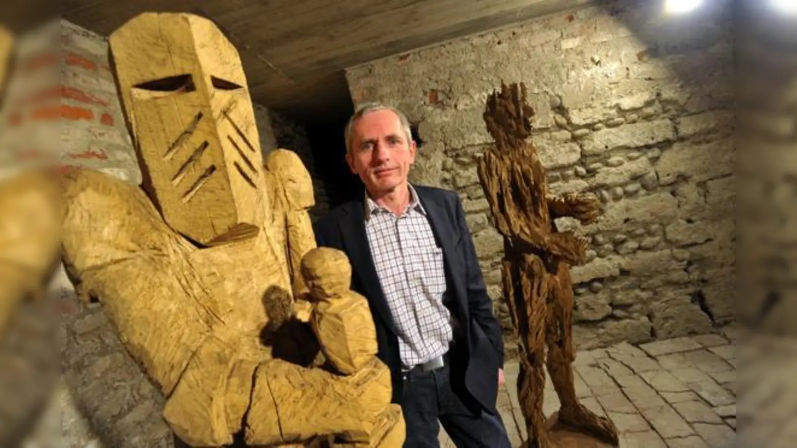 Der Bildhauer Andreas Kuhnlein mit einem Teil seiner beeindruckenden Exponate.	 (Foto: Schunk)