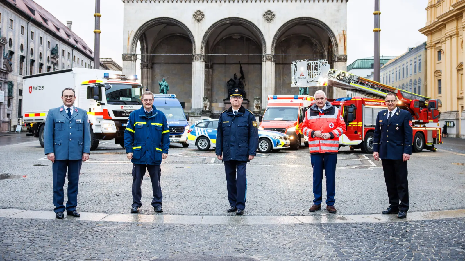 Gemeinsamer Appell fürs Impfen (v.l.n.r.): Christoph Friedrich (Landesgeschäftsführer MHD), Dr. Helge Voß (Landesbeauftragter THW), Prof. Dr. Wilhelm Schmidbauer (Landespolizeipräsident), Leonhard Stärk (Landesgeschäftsführer BRK) und Johann Eitzenberger (Vorsitzender Landesfeuerwehrverband). (Foto: Matthias Balk/BRK)