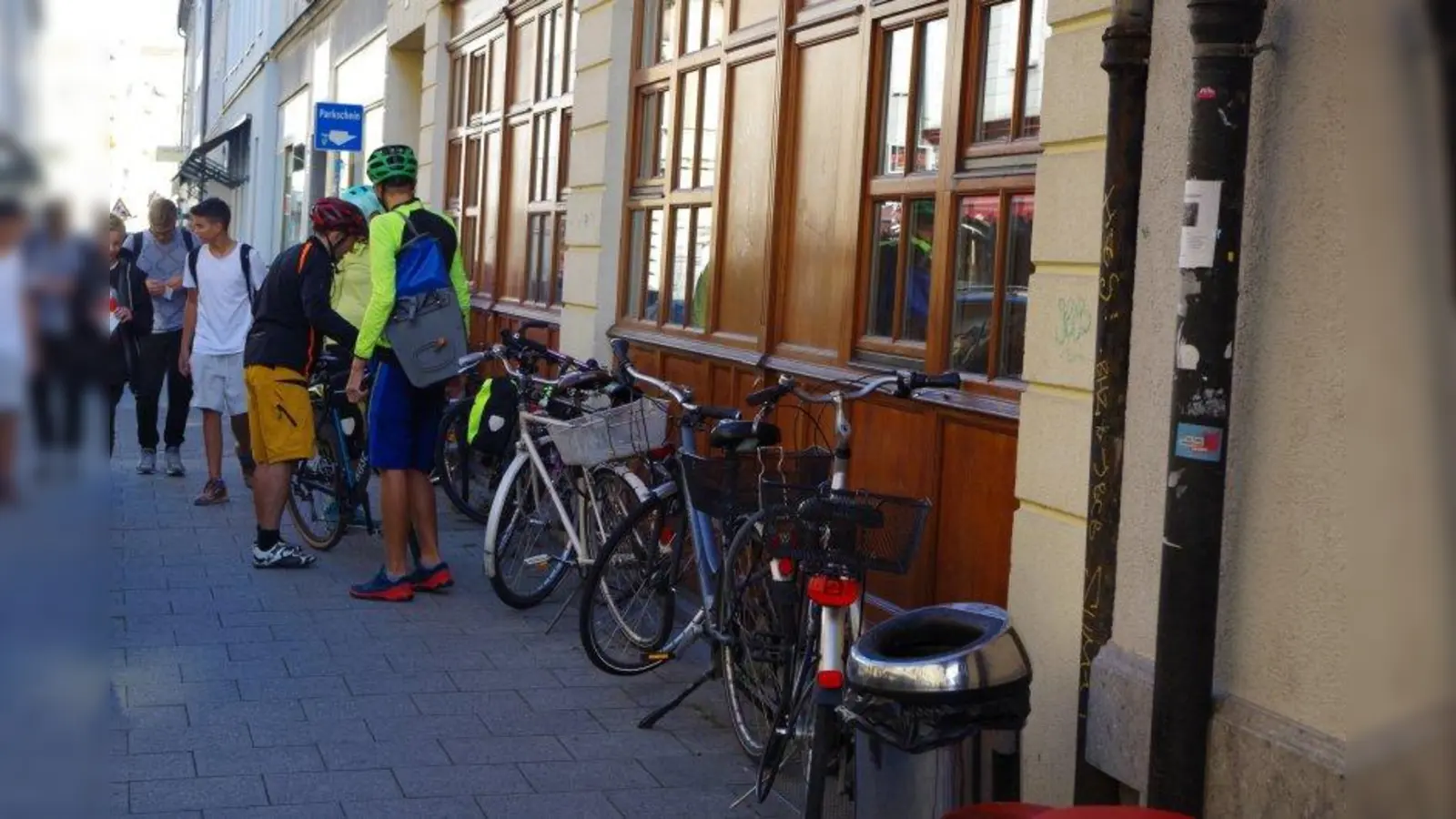 Künftig sollen die Räder am Fahrradständer auf öffentlichem Grund in der Schwanthalerstraße 125 abgestellt werden können. (Foto: kö)