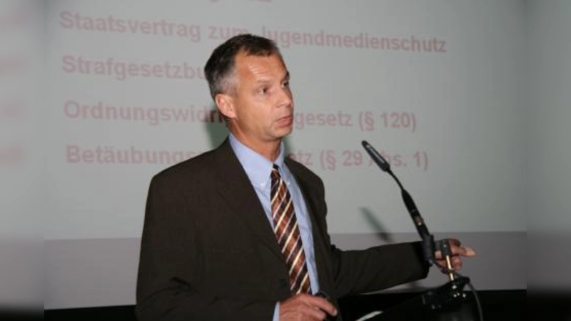 In eindringlichen Worten schilderte Buchautor und Polizeibeamter Rainer Richard die Gefahren des Internets besonders für Kinder und Jugendliche. Sein Buch „Nur ein Mausklick bis zum Grauen“ zeigt besorgten Eltern auch wirksame Schritte zum Schutz ihrer Kinder. (Foto: US)