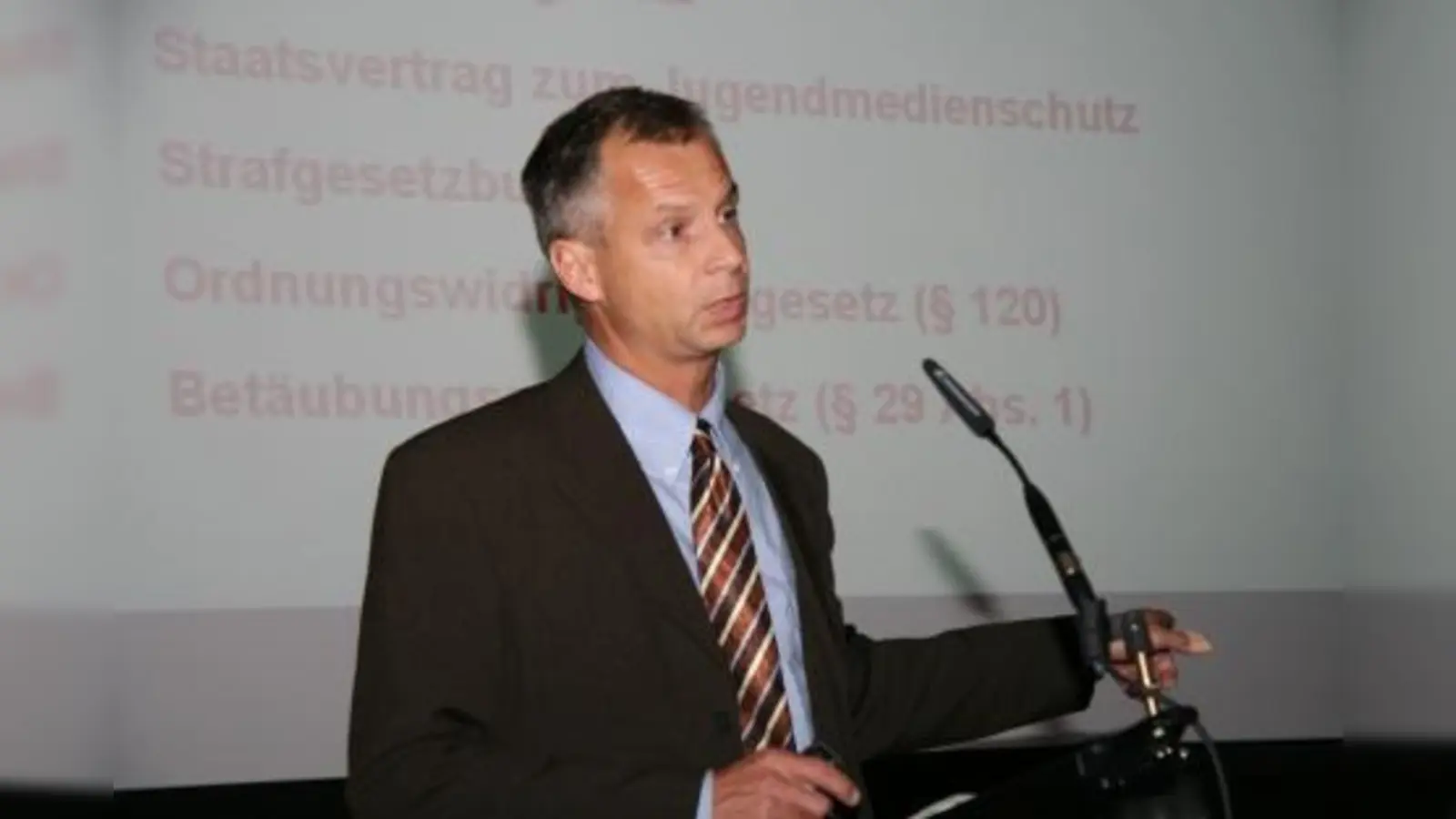 In eindringlichen Worten schilderte Buchautor und Polizeibeamter Rainer Richard die Gefahren des Internets besonders für Kinder und Jugendliche. Sein Buch „Nur ein Mausklick bis zum Grauen“ zeigt besorgten Eltern auch wirksame Schritte zum Schutz ihrer Kinder. (Foto: US)