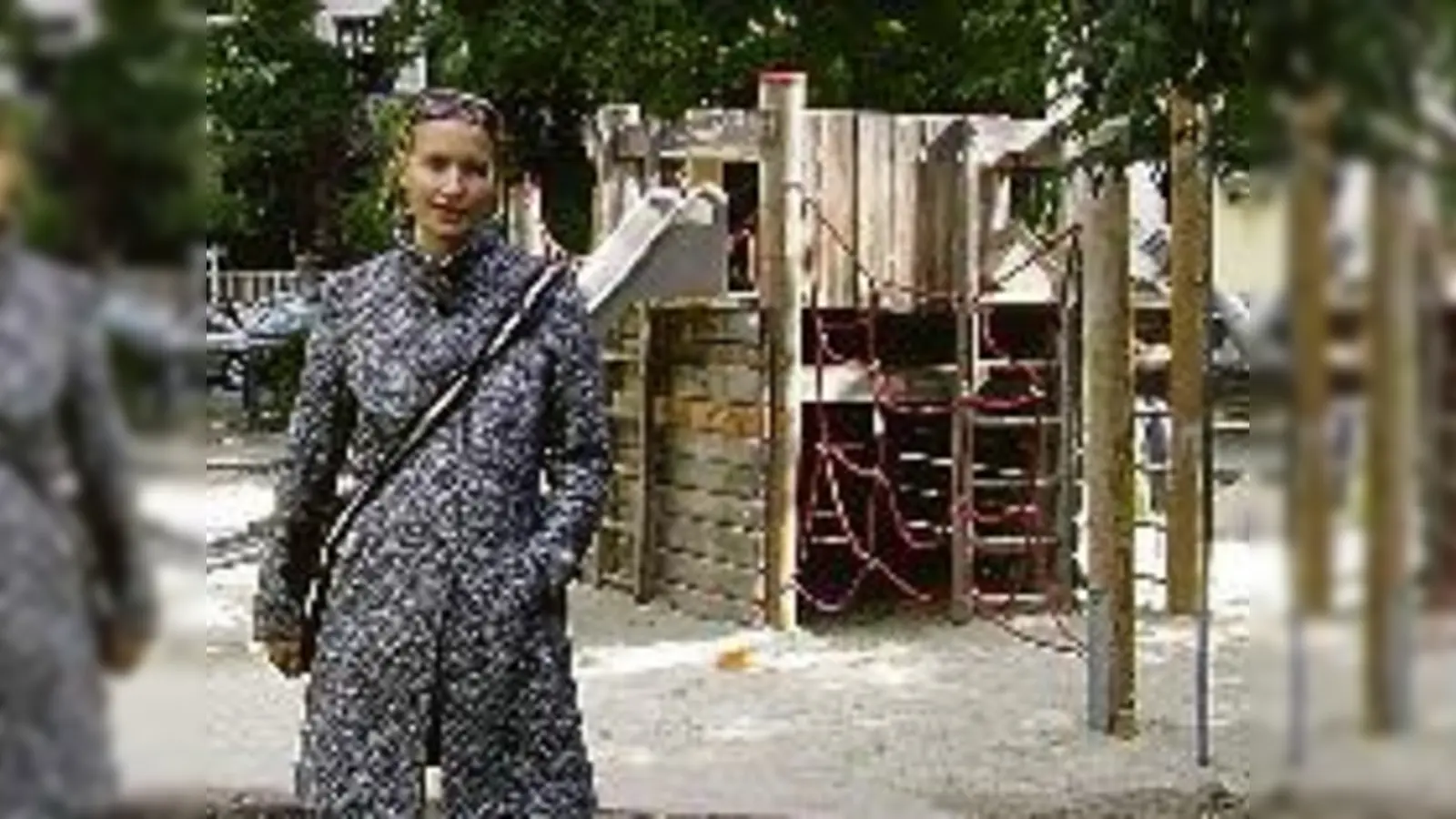 Annette Fendler von der Bürgerinitiative sieht den beliebten Spielplatz am Josephsplatz durch die zweijährigen Bauarbeiten bedroht.  (Foto: js)