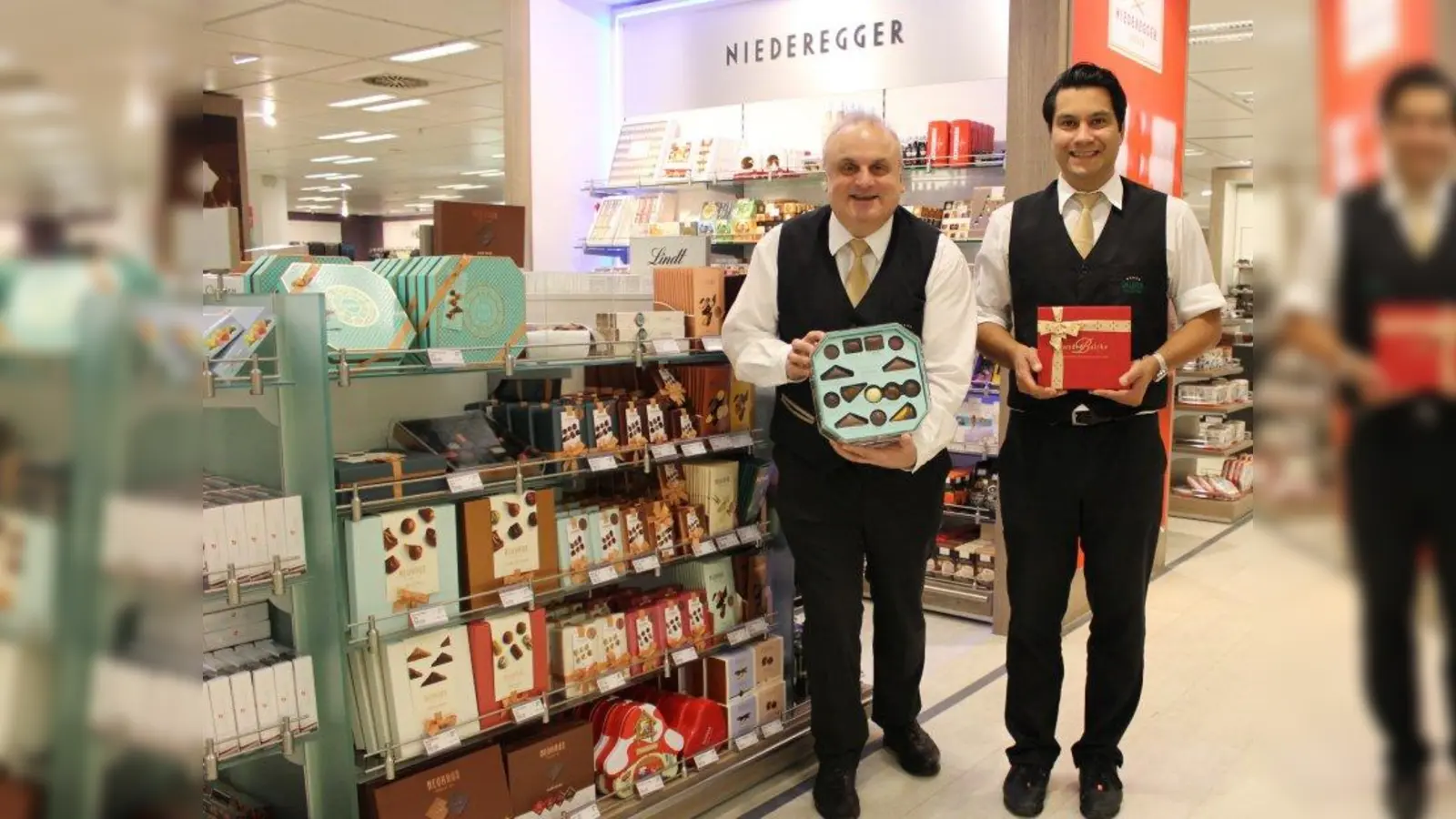 Harald Sander (links), Leiter der Lebensmittelabteilung der Galeria Kaufhof am Rotkreuzplatz, zusammen mit seinem Stellvertreter Alexander Pollok in der neu umgebauten Süßwarenabteilung im Erdgeschoss. (Foto: sb)