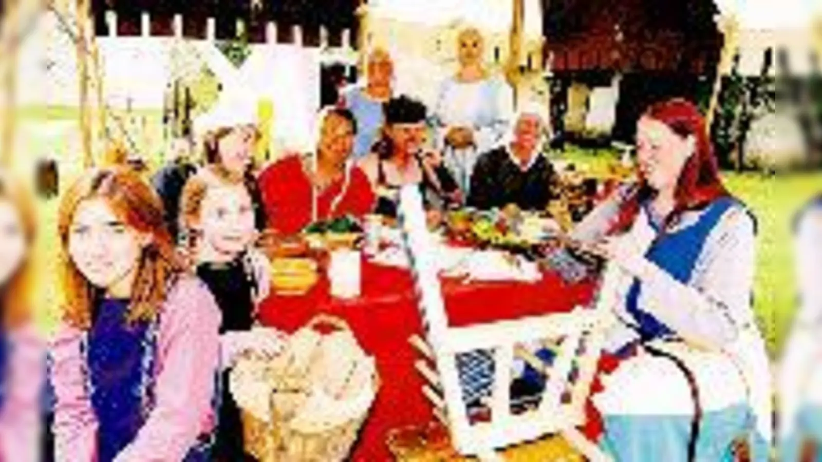 Wie bunt das Leben im Mittelalter rund um die Burg in Grünwald war, kann man bei einer spannenden Führung erleben.   (Foto: Schunk)