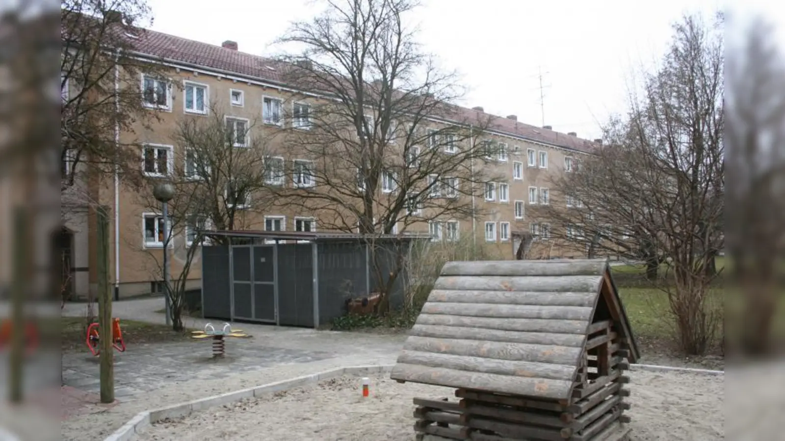 Die unscheinbaren Gewofag-Bauten an der Passauer Straße sollen zu einem attraktiven Wohnquartier für alle Generationen umgestaltet werden. (Foto: WS)