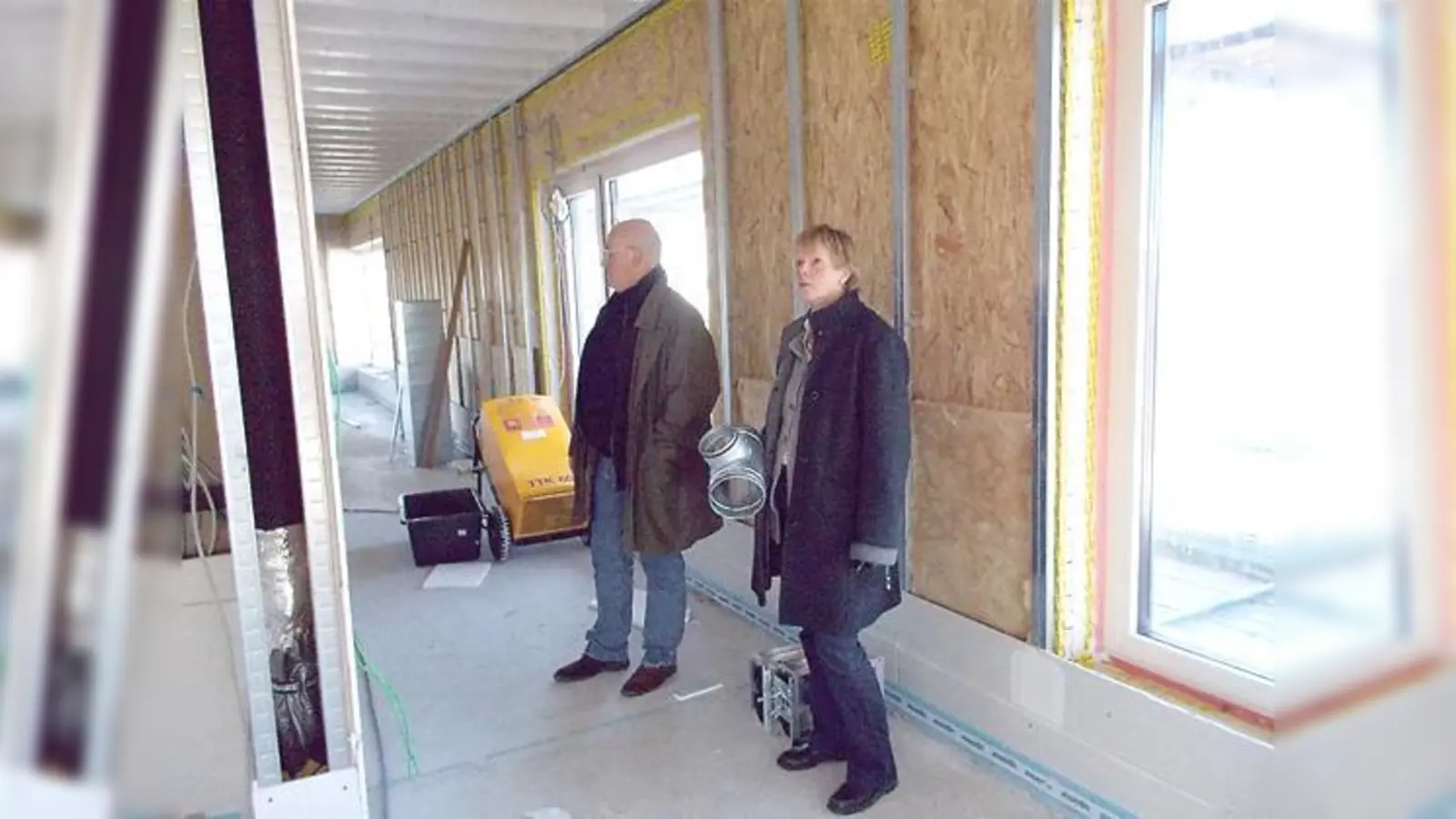 Bürgermeisterin Ursula Mayer informierte sich bei Bauamtsleiter Klaus Rieger über den Stand der Arbeiten in der neuen »Arche Noah«.	 (Foto: VA)